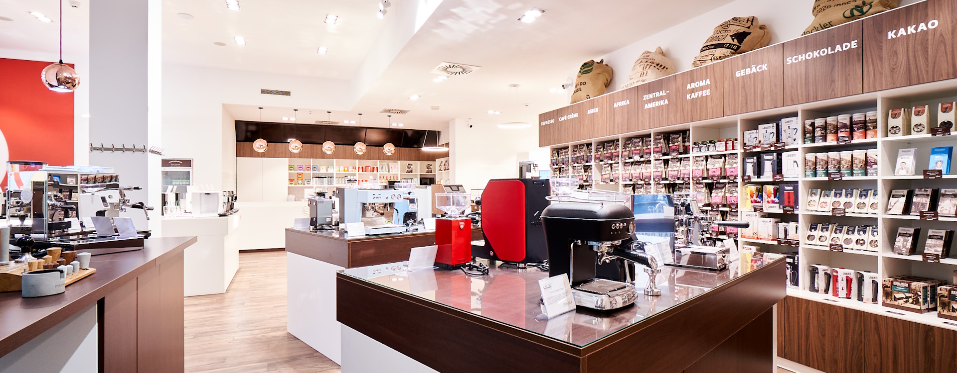 Kaffeemaschinen in der Ausstellung - Hintergrund